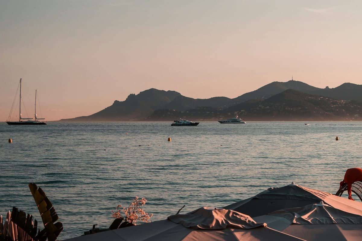 La baie de Cannes et le massif de l’Estérel au crépuscule