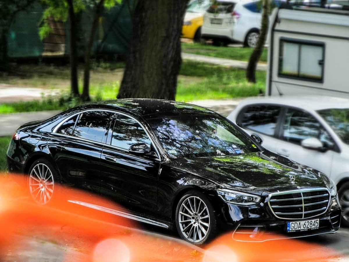Une limousine noire garée devant un immeuble
